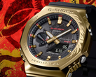 De Casio G-Shock GBM-2100CX-9AJR met een gegraveerde gouden lunette, afgebeeld tegen een gestileerde rode achtergrond. (Afbeeldingsbron: Casio Japan)