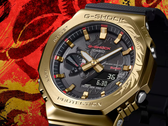 De Casio G-Shock GBM-2100CX-9AJR met een gegraveerde gouden lunette, afgebeeld tegen een gestileerde rode achtergrond. (Afbeeldingsbron: Casio Japan)
