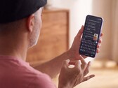 Een persoon die met één hand gebarentaal gebruikt voor een Pixel-telefoon waarop de herkende tekst in Gboard wordt weergegeven