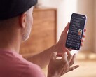 Een persoon die met één hand gebarentaal gebruikt voor een Pixel-telefoon waarop de herkende tekst in Gboard wordt weergegeven