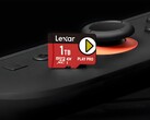 Lexar 1TB microSD Express kaart rustend op Switch 2 (Afbeelding bron: Lexar met bewerkingen)