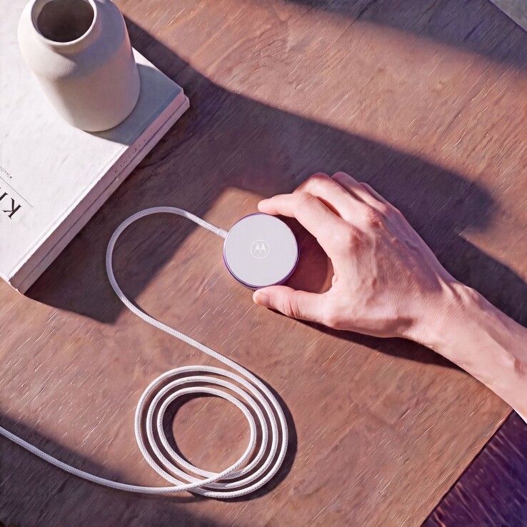 Dankzij de magnetische uitlijning blijft de telefoon op het oplaadstation staan en kunnen compatibele magnetische hoesjes tijdens het opladen om de telefoon blijven zitten.