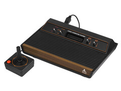 Een retro videospelconsole, de Atari 2600, gefotografeerd tegen een effen witte achtergrond. (Afbeelding Bron: Evan-Amos op Wikimedia Commons)