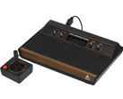 Een retro videospelconsole, de Atari 2600, gefotografeerd tegen een effen witte achtergrond. (Afbeelding Bron: Evan-Amos op Wikimedia Commons)
