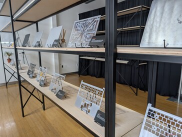 Het fabricageproces voor het nieuwe basisframe en het buitendeksel van metaallegering begint elk met een blok van een 6063 aluminiumlegering