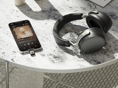 De Sennheiser HDB 630 draadloze hoofdtelefoon bevat een USB-C zender voor smartphones die aptX Adaptive audiotransmissie met hoge resolutie ondersteunt. (Afbeeldingsbron: Sennheiser)