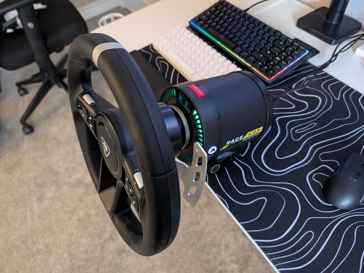 Rechter zijaanzicht van het VelocityOne Race KD3 Racing Wheel vastgeklemd op het bureau.