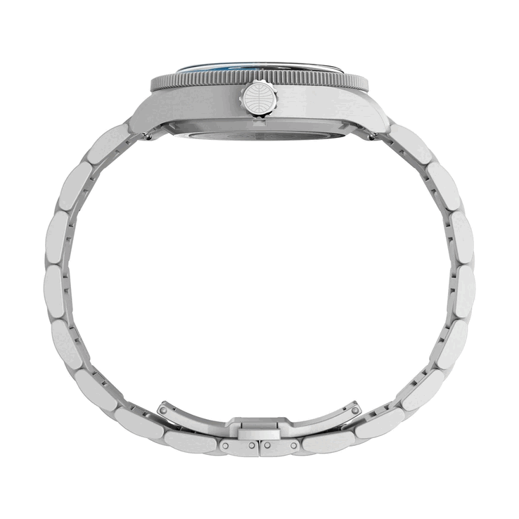 Het Timex Pan Am Waterbury Automatic GMT-horloge, geafbeeld vanaf de zijkant, waarbij de nadruk ligt op de geborstelde roestvrijstalen kast en de extra grote kroon met het Pan Am-logo.
