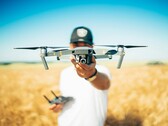 De laserstraal van de drones zal sterk genoeg zijn om blindheid te veroorzaken of blootgestelde materialen te laten verdampen. (Afbeeldingsbron: David Henrichs via Unsplash)