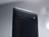 Achterkant van een zwarte Google Pixel-telefoon met de camerabalk die kenmerkend is voor de Pixel 6-serie