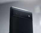 Achterkant van een zwarte Google Pixel-telefoon met de camerabalk die kenmerkend is voor de Pixel 6-serie