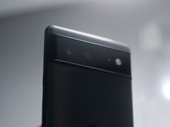 Achterkant van een zwarte Google Pixel-telefoon met de camerabalk die kenmerkend is voor de Pixel 6-serie
