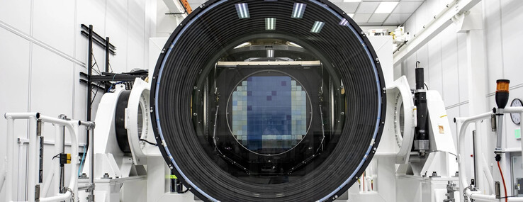 Nog groter dan de camera zelf zijn de drie extra spiegels met diameters van acht, vijf en drie meter. (Afbeelding: SLAC)