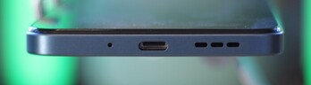 Onder: microfoon, USB-C poort, luidspreker