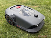 Mova 1000 in de robotmaaiertest. (Afbeelding bron: Marcus Schwarten / Notebookcheck)