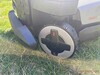 De voorwielen van de RockMow Z120 LiDAR zijn bestuurbare wielen