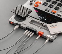 De KO II heeft een ingebouwde microfoon, luidspreker, verschillende I/O-opties en batterijvoeding (Afbeelding Bron: Teenage Engineering)