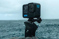 De Hero 12 Black heeft een standaard statiefschroefdraad en GoPro&#039;s vouwvingers. (Afbeelding bron: Garmin)