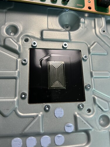 Nieuwe toepassing van vloeibaar metaal op PlayStation 5 Slim (bron: @Modyfikator89 op X)