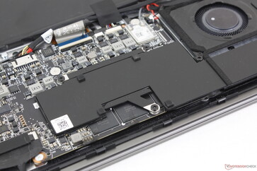 Niet-upgradebare RAM-modules zijn zichtbaar naast de CPU