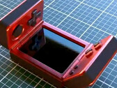 Het is onduidelijk wie deze vreemde clamshell gaming handheld heeft gemaakt. (Afbeeldingsbron: via Nittrx)