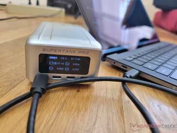 Powerbank laadt onze Dell laptop op met 47 W vermogen