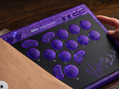 8BitDo heeft samengewerkt met Vxbao en Zhen Esports spelers voor de Arcade Controller Transparent Purple Signature Edition. (Afbeeldingsbron: 8BitDo)