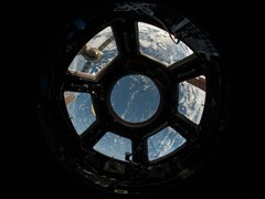 Een afbeelding van de koepel in het ISS.