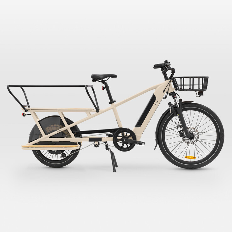 De Decathlon BTWIN Longtail Elektrische Cargo Bike R500E in beige.  (Afbeelding bron: Decathlon)