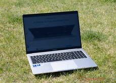 De GeekBook M16 in gebruik buitenshuis in de zon