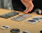 Een vervaagde Nothing Phone (3) die naast de Nothing Phone (3a) Pro zit. (Afbeeldingsbron: Nothing)