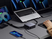 De UGREEN Nexode 200 W Charger kan tot zes apparaten van stroom voorzien. (Afbeelding bron: UGREEN)