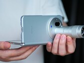 De Vivo X Fold 6, hier afgebeeld met zijn Zeiss-teleconverter, zal verkrijgbaar zijn in vier kleuren. In een nieuwe promotievideo is het toestel onderworpen aan duurzaamheidstests.