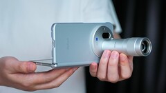 De Vivo X Fold 6, hier afgebeeld met zijn Zeiss-teleconverter, zal verkrijgbaar zijn in vier kleuren. In een nieuwe promotievideo is het toestel onderworpen aan duurzaamheidstests.