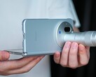 De Vivo X Fold 6, hier afgebeeld met zijn Zeiss-teleconverter, zal verkrijgbaar zijn in vier kleuren. In een nieuwe promotievideo is het toestel onderworpen aan duurzaamheidstests.