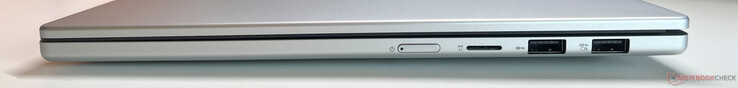 Rechts: aan/uit-knop, microSD-kaartlezer, 2x USB-A 3.2 Gen 1 (5 Gbit/s, 1x voeding)