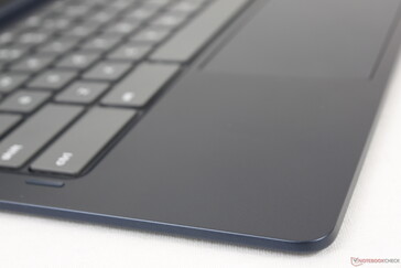 Het toetsenbord is van glad metaal of plastic, in tegenstelling tot het Alcantara-dek van de Surface Pro-serie