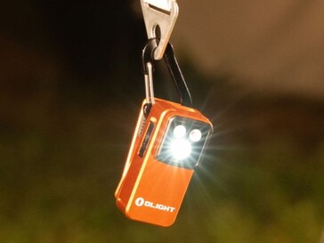 De Olight Oclip 2-zaklamp kan aan het clipgat worden opgehangen.