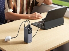 De UGREEN Nexode Power Bank 12000mAh 100W heeft twee poorten. (Afbeeldingsbron: UGREEN)