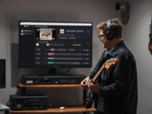 Een gitarist speelt voor een monitor waarop de app StemKit wordt weergegeven.