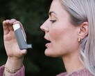 Een persoon met een inhalator (Afbeelding bron: CNordic Nordic via Unsplash; bijgesneden)