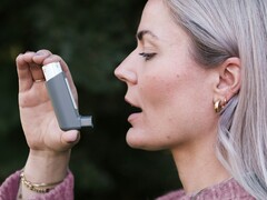 Een persoon met een inhalator (Afbeelding bron: CNordic Nordic via Unsplash; bijgesneden)