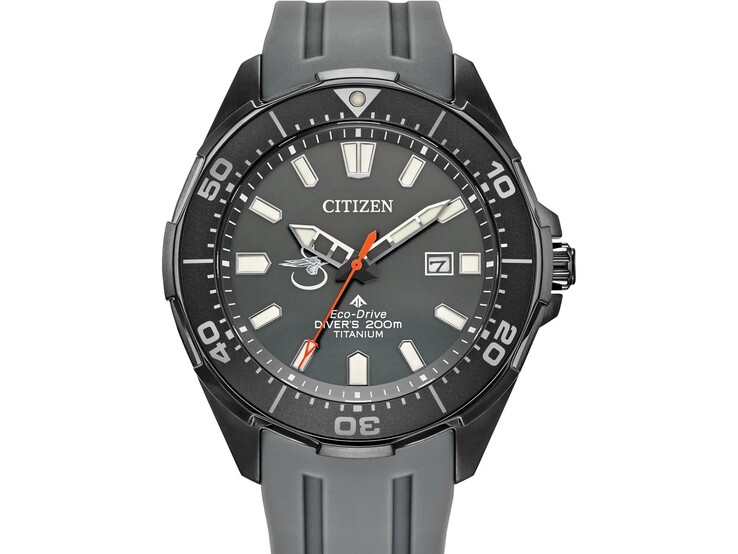 Citizen Promaster Seahawk x Sikorsky BN0207-06H met een grijze wijzerplaat, een zwarte duikring, een oranje secondewijzer en een grijze polyurethaan band.