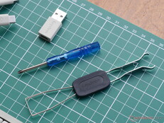 Keychron C1 Pro 8K is inclusief demontagegereedschap en USB C-naar-A-adapter. 