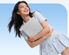 De Wildcat Lake Lecoo Air 16 zou later in meer configuraties beschikbaar kunnen zijn. Afgebeeld: een promotiefoto waarop een deel van de achterkant van de laptop te zien is terwijl deze wordt vastgehouden.