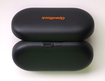 De OpenRock Link 20 oplaadhoes heeft een USB-C poort en een koppel-/resetknop langs de achterrand. (Afbeeldingsbron: Notebookcheck)