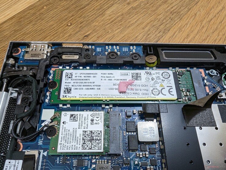 Aluminium deksel verwijderd om de primaire SSD te onthullen