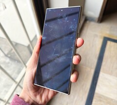 De Samsung Galaxy S24 Ultra vertoont bij sommige gebruikers al lelijke verkleuring van het scherm (Foto bron: @xeetechcare, X)