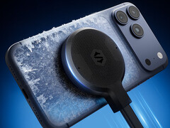 De Black Shark 6 Ultra kost ongeveer $66 in China. Afgebeeld: het koelblok aangesloten op een iPhone.