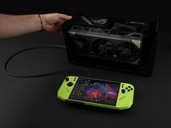 Razer Core X V2 eGPU dock met een Nvidia GeForce RTX grafische kaart aangesloten op de MSI Claw A8 handheld gaming PC. (Afbeeldingsbron: ETA PRIME via YouTube)